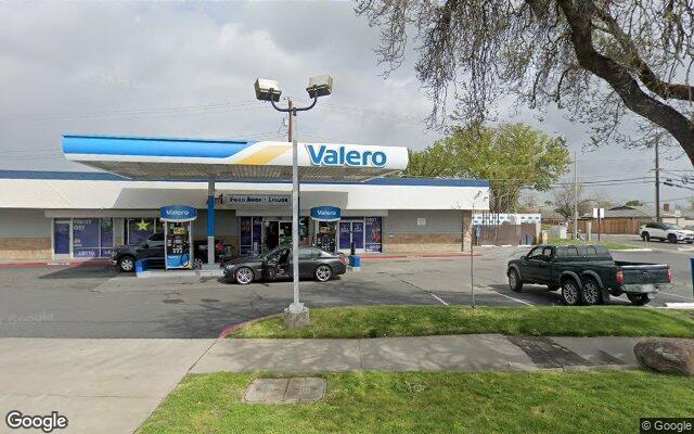 Street view of Hernandez Dollar Store
